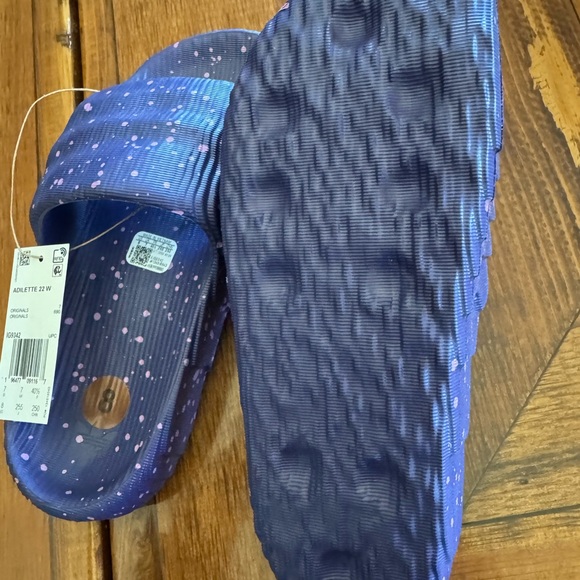 Adidas Adilette Slides in purple with Pink Accents - Picture 4 of 4